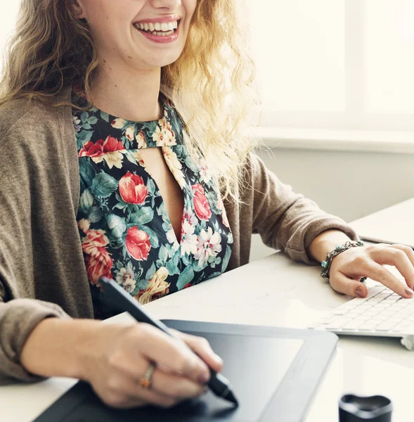 Frau arbeitet als Grafikdesignerin — Stockfoto