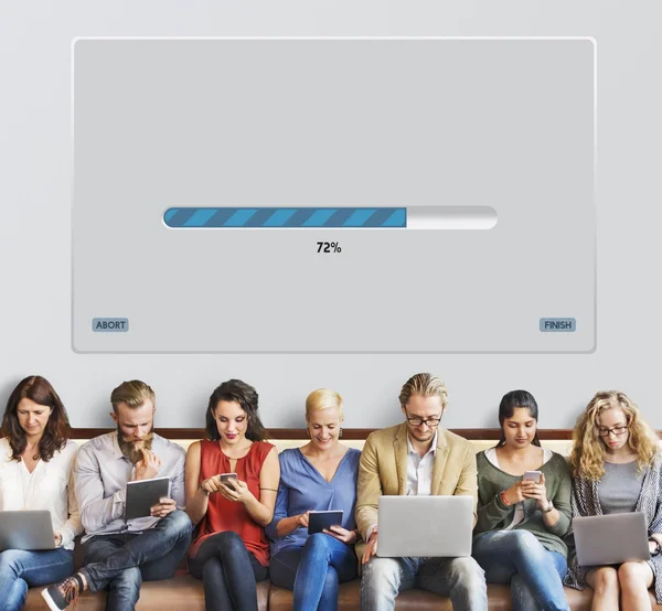 aygıtlar ve download ile insanlar oturup
