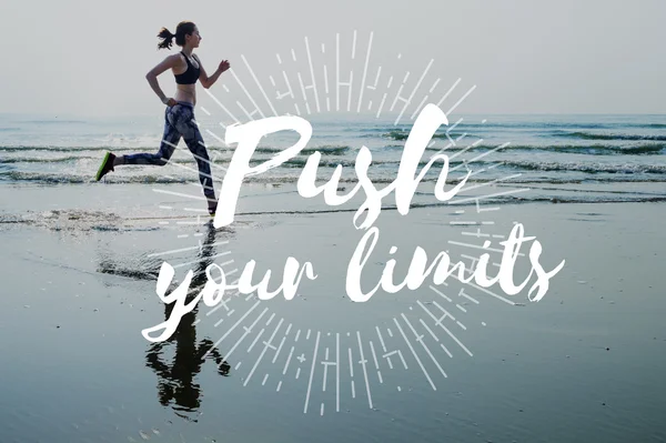 Mujer corriendo en la playa —  Fotos de Stock