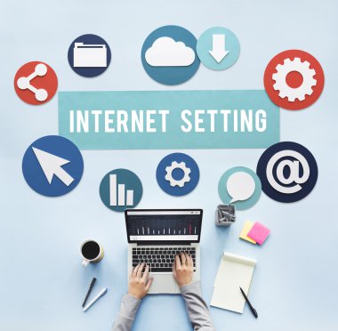 laptop ile çalışan kişi 