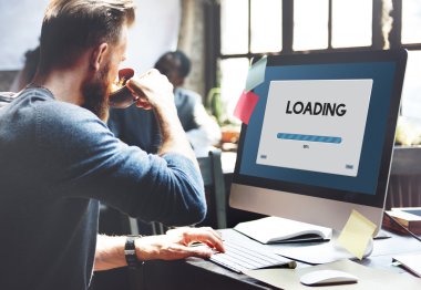 kahve içme ve bilgisayarla çalışma adam