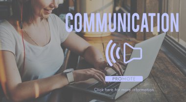 Kafede dizüstü bilgisayarı olan genç bir kadın.