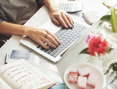 Dizüstü bilgisayar kavramı kullanarak kadın çalışma