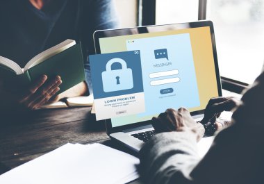 dizüstü bilgisayar kullanan adam