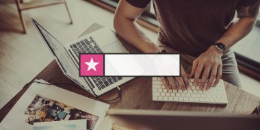 klavyede yazarak adam