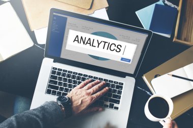 İşadamı dizüstü bilgisayarla çalışıyor