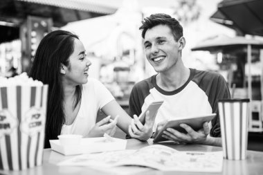 kız ve erkek dijital cihazlar holding