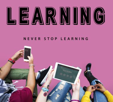 Dijital cihazlar kullanan öğrenciler