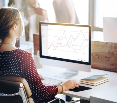 işkadını üstünde bilgisayar grafik ile çalışma