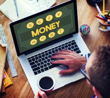 dizüstü bilgisayar kullanan adam