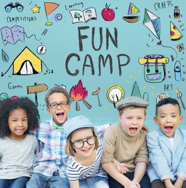 Gülümseyen ve oynayan neşeli çocuklar 