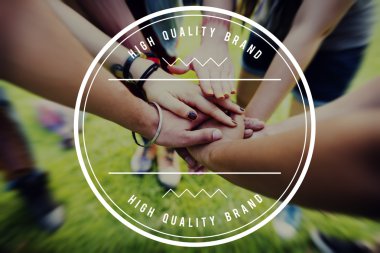 Bir grup insan el sıkışan