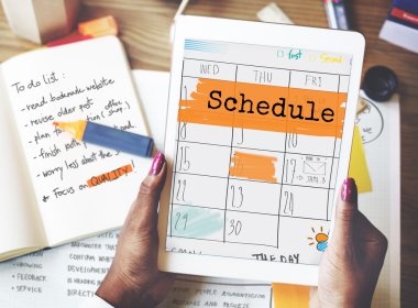 Dijital tablet tutan eller kadın