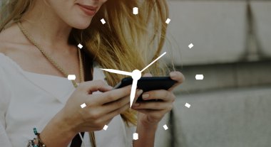 Telefon ile şirin sarışın kadın
