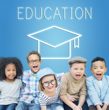 Gülümseyen ve oynayan neşeli çocuklar 