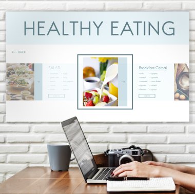 Dizüstü bilgisayarda yazan kadın klavyesi