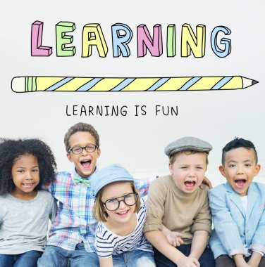 Gülümseyen ve oynayan neşeli çocuklar 