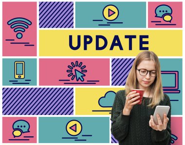 Akıllı telefon kullanan genç kız.