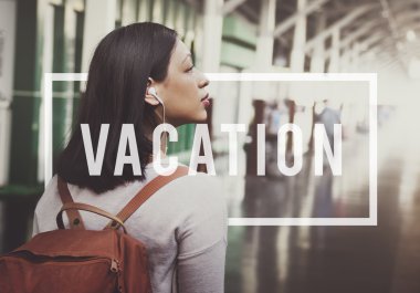 kadın kahverengi sırt çantası ile