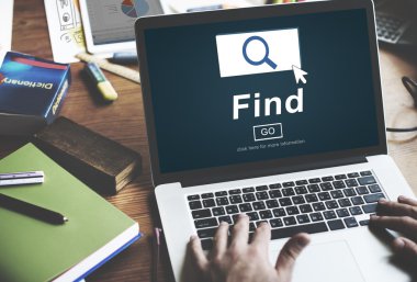 dizüstü bilgisayarda klavyede yazan adam