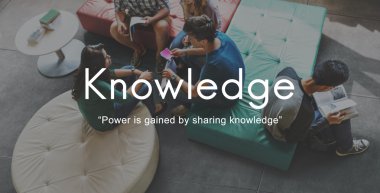 Öğrenciler kitap tartışıyor