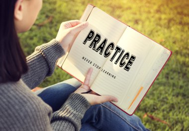 günlüğü elinde olan kadın