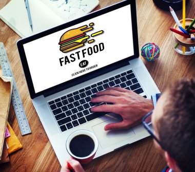 Dizüstü bilgisayarda çalışan iş adamı