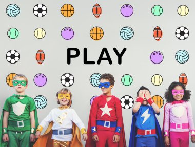 Süper kahraman çocuklar oynarken ve eğlenin