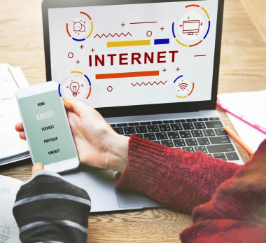 Eğitim ve dizüstü bilgisayar kullanarak kızlar