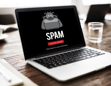 ahşap masa üstünde açılan laptop