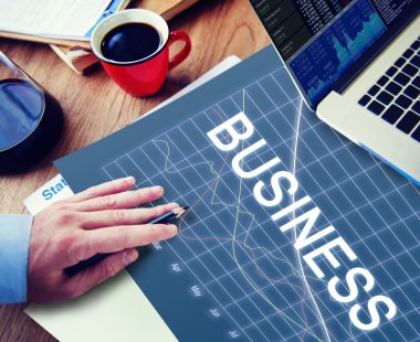 Belgelerle çalışan bir işadamı. 