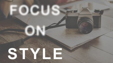 tablo üzerinde fotoğraf makinesi