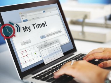 Laptop klavyesinde yazan kişi