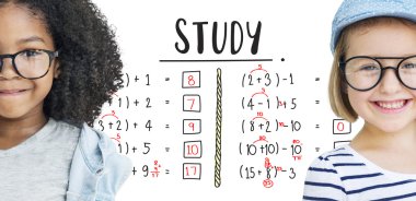 gülümseyen güzel kızlar