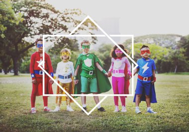 Birlikte oynayan süper kahraman çocukları