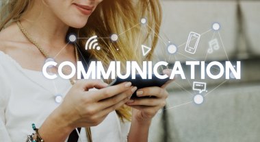 Telefon ile şirin sarışın kadın