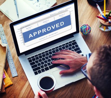 İşadamı dizüstü bilgisayarla çalışıyor