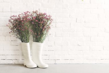 Çiçekler konsepti ile rainboots