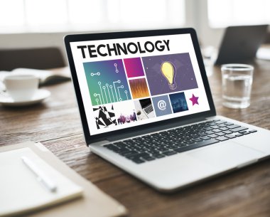 Laptop ahşap masada.