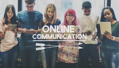 Dijital cihazlar kullanan öğrenciler 