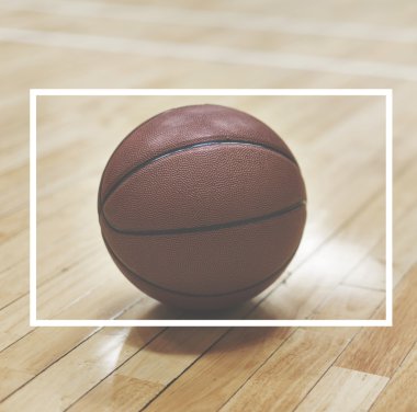 ahşap zemin üzerinde basketbol