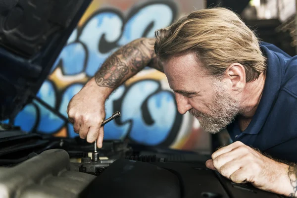 Man monteur reparatie auto — Stockfoto