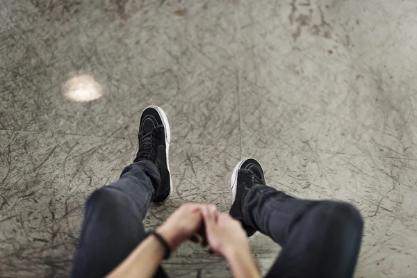 Hipster hombre sentado en Skate Park — Foto de Stock