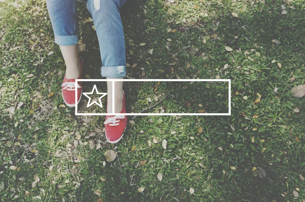 Kvinnans ben på gräset i röda skor — Stockfoto