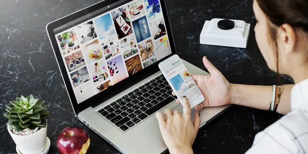 Woman browsing mobile — Stock Photo, Image