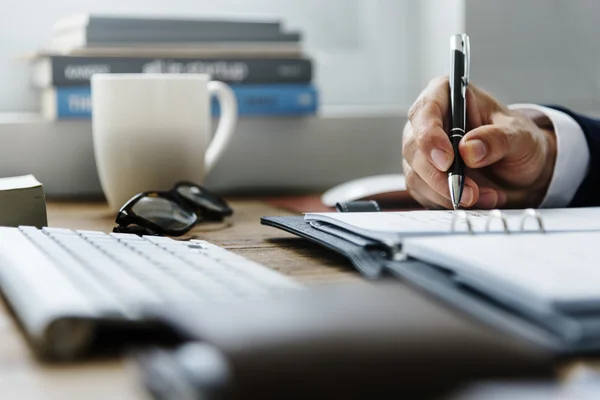 Empresário que trabalha no escritório — Fotografia de Stock