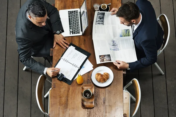 Affärsmän på mötet har diskussionen — Stockfoto