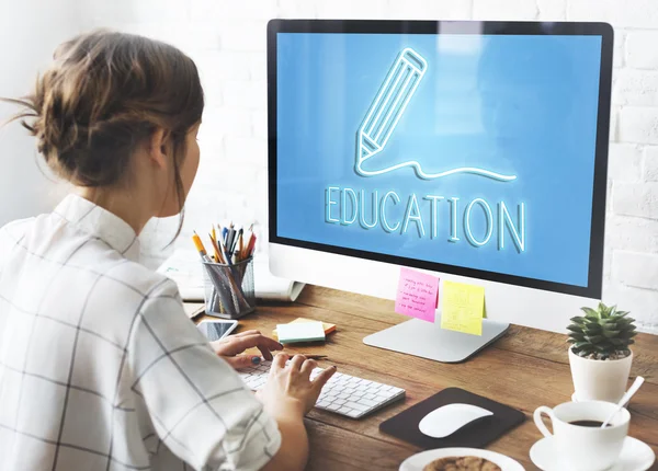 Vrouw die met een computer werkt — Stockfoto