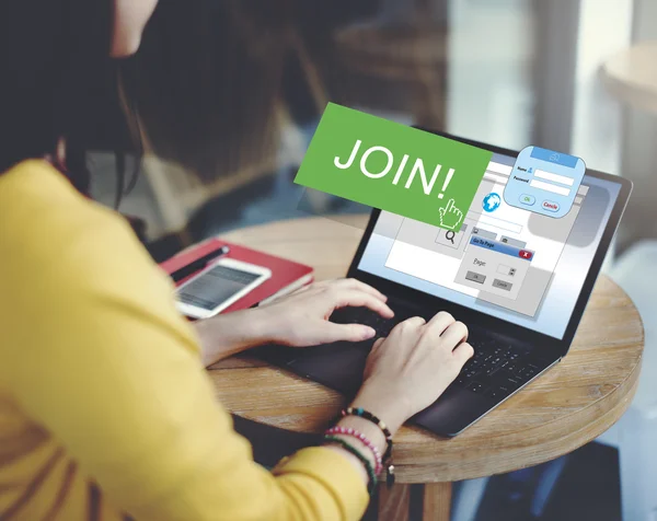 Frau mit Laptop und Handy — Stockfoto