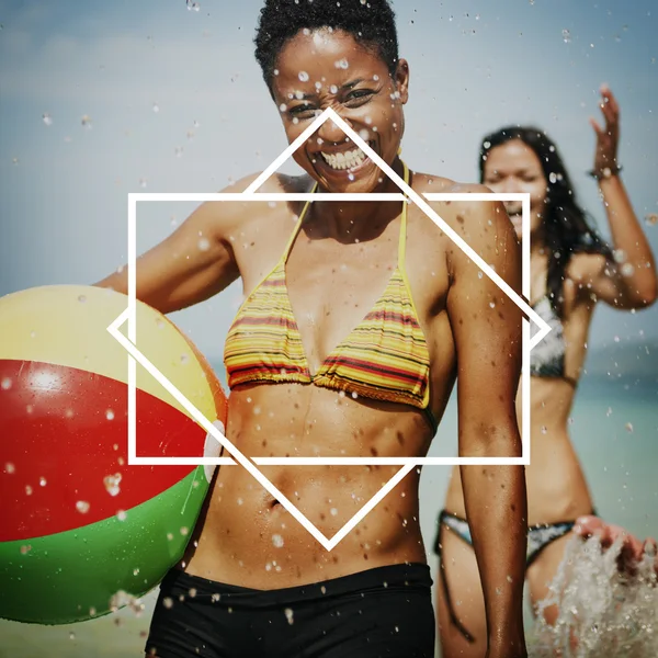 Mulher feliz com bola de praia — Fotografia de Stock